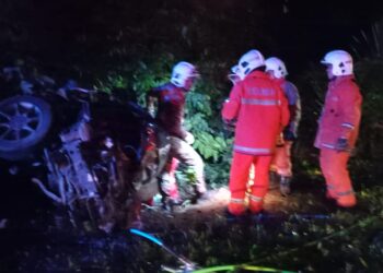 ANGGOTA bomba berusaha mengeluarkan mangsa yang maut dalam kemalangan
di Jalan Gua Musang-Kuala Krai di Sungai Lakit, Gua Musang, Kelantan awal pagi tadi.-IHSAN BOMBA