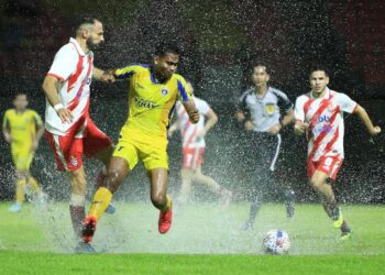 AKSI antara Sri Pahang FC dan KL City di Stadium Majlis Perbandaran Temerloh berlangsung dalam keadaan padan becak akibat hujan lebat.-IHSAN SRI PAHANG FC