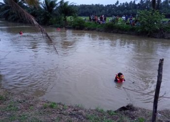 ANGGOTA bomba melakukan operasi mencari dan menyelamat seorang lagi mangsa yang masih hilang selepas terjatuh ke dalam tali di Kampung Kubang Telaga, Bachok, Kelantan hari ini.-IHSAN BOMBA.