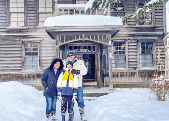 BERGAMBAR di depan Historical Village, Sapporo yang mempamerkan  perkampungan tradisional Jepun.