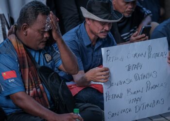 ANTARA pesawah hadir mengadakan perhimpunan secara aman di pekarangan Wisma Tani Putrajaya. - UTUSAN/FAIZ ALIF ZUBIR