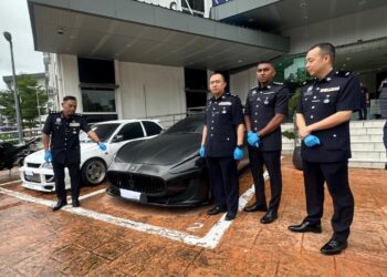 RAUB (kiri) menunjukkan Maserati Granturismo yang dirampas hasil tangkapan ke atas warga Singapura pada sidang akhbar di IPD Johor Bahru Selatan, Johor Bahru hari ini.