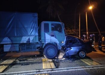 KERETA dipandu seorang wanita remuk selepas bertembung trak tentera di hadapan Kem 96 Depot Pangkalan Peluru Masjid Tanah, Alor Gajah, Melaka.