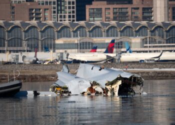 BANGKAI jet American Airlines terapung di Sungai Potomac di Washington, AS.-AFP