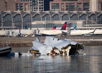 BANGKAI jet American Airlines terapung di Sungai Potomac di Washington, AS.-AFP