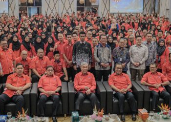 AHMAD Zahid Hamidi (duduk, tengah) dan Mohd. Hanafiah Man (duduk, dua dari kanan) bergambar bersama warga Kemas dalam Program Pemerkasaan Masyarakat Madani Jabatan Kemajuan