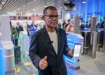 Saifuddin Nasution Ismail menggunakan sistem operasi kod Respons Pantas (QR) MyBorderPass dan Sistem Smart Q di Lapangan Terbang Antarabangsa Kuala Lumpur (KLIA) Terminal 1 di sini, semalam. - UTUSAN/FAIZ ALIF ZUBIR