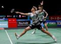 Aksi pasangan beregu campuran negara, Chen Tang Jie dan Toh Ee Wei ketika menentang pasangan Jepun, Midorikawa Hiroki dan Saito Natsu pada suku akhir Kejohanan Badminton Terbuka Malaysia 2025, di Axiata Arena, di sini hari ini. Foto: SHIDDIEQIIN ZON