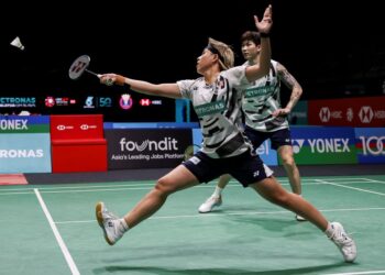 Aksi pasangan beregu campuran negara, Chen Tang Jie dan Toh Ee Wei ketika menentang pasangan Jepun, Midorikawa Hiroki dan Saito Natsu pada suku akhir Kejohanan Badminton Terbuka Malaysia 2025, di Axiata Arena, di sini hari ini. Foto: SHIDDIEQIIN ZON