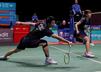 AKSI pasangan beregu campuran negara, Goh Soon Huat dan Shevon Lai ketika menentang pasangan China, Cheng Xing dan Zhang Chi pada suku akhir Kejohanan Badminton Terbuka Malaysia 2025, di Axiata Arena, di sini semalam. Foto: SHIDDIEQIIN ZON