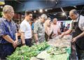 AHMAD Zahid Hamidi  dan isteri, Datin Seri Hamidah Khamis melihat pelbagai jenis lauk pauk yang dijual ketika hadir menyempurnakan Majlis Perasmian Kuali Kafe di PUSANIKA Universiti Kebangsaan Malaysia (UKM) di Bangi, semalam.