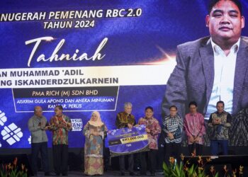 AHMAD Zahid Hamidi menyampaikan geran perniagaan bernilai RM1 juta kepada Pengiran Muhammad 'Adil Awang Iskanderdzulkarnein (empat kanan) pada Majlis Anugerah Pemenang RBC 2.0 Tahun 2025 di Putrajaya. - UTUSAN/ FAISOL MUSTAFA