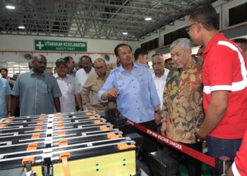 AHMAD Zahid Hamidi (dua dari kanan) melawat Kampus Institut Malaysia-China (MCI) Bagan Datuk hari ini. - UTUSAN/ZULFACHRI ZULKIFLI