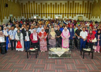 DR. ZALIHA MUSTAFA (dua dari kanan) bersama warga emas pada Sesi Temu Rapat Bersama Persatuan, Wakil Masyarakat dan Organisasi Berkaitan Warga Emas Wilayah Persekutuan Kuala Lumpur 
di Institut Latihan DBKL di Bandar Tun Razak, Kuala Lumpur, semalam.  – UTUSAN/SYAKIR RADIN