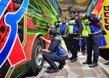 ZAMRI Samion (dua dari kanan) memeriksa keadaan tayar bas ekspres pada Operasi Khas Sempena Tahun Baharu Cina Peringkat Jabatan Pengangkutan Jalan (JPJ) Negeri Terengganu di Terminal Bas MBKT Kuala Terengganu, Terengganu malam tadi.