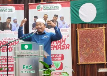 AHMAD Fadhli Shaari ketika berucap pada program Ceramah Isu Semasa di Gelanggang Seni, Kota Bharu, Kelantan, malam tadi. - UTUSAN/MUSTAQIM MOHAMED