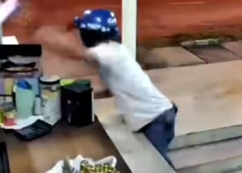 TANGKAP layar video memaparkan kejadian curi telefon bimbit di sebuah kedai runcit di Rhu Rendang, Marang yang tular dalam media sosial.