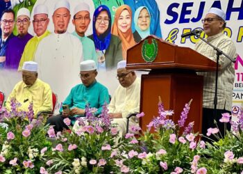 MOHD Amar Nik Abdullah (kanan) pada ceramah Mega Karnival Arau Sejahtera di Dewan Majlis Perbandaran Kangar (MPK) Simpang Empat, Arau, Perlis semalam. -UTUSAN/ASYRAF MUHAMMAD