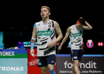 BEREGU lelaki negara, Aaron Chia-Soh Wooi Yik tunduk kepada pasangan Taiwan, Lee Fang Chih-Lee Fang Jen 14-21, 18-21 pada aksi pusingan kedua Terbuka Malaysia 2025 di Axiata Arena. -UTUSAN/SHIDDIEQIIN ZON