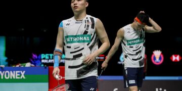 BEREGU lelaki negara, Aaron Chia-Soh Wooi Yik tunduk kepada pasangan Taiwan, Lee Fang Chih-Lee Fang Jen 14-21, 18-21 pada aksi pusingan kedua Terbuka Malaysia 2025 di Axiata Arena, hari ini. - UTUSAN/SHIDDIEQIIN ZON