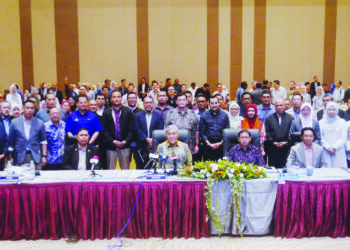 MUHD Khair Razman Mohamed Annuar (dua dari kanan) serta Ahmad Zahid Hamidi (tiga dari kanan) bergambar bersama peserta ketika sesi permukiman Kementerian Kemajuan Desa 
dan Wilayah (KKDW) 2025 di Teluk Bahang, Pulau Pinang.  UTUSANIQBAL HAMDAN