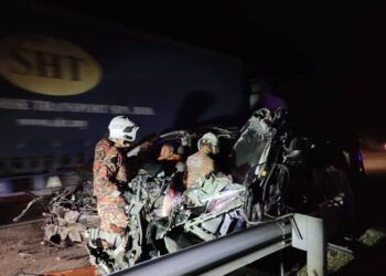 ANGGOTA bomba mengeluarkan mangsa dari kenderaan Toyota Alphard yang remuk dalam kemalangan di Kilometer 164.7 Lebuh Raya Pantai Timur Satu (LPT1), Maran, Pahang, hari ini. - IHSAN JBPM PAHANG