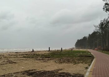 ORANG ramai dinasihatkan menjauhi kawasan pantai susulan angin kencang yang berlaku di Terengganu ketika ini. - UTUSAN/KAMALIZA KAMARUDDIN