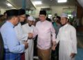 ANWAR Ibrahim bersalam dengan jemaah selepas solat Jumaat di Masjid Al- Muttaqin Taman Meru, Ipoh hari ini. - UTUSAN/ZULFACHRI ZULKIFLI