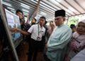 ANWAR  Ibrahim beramah mesra dengan peniaga-peniaga di Pusat Wirawati Penjaja, hari ini. GAMBAR: FARIZ RUSADIO