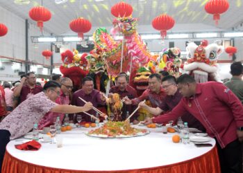 ANWAR Ibrahim (tengah) menggaul yee sang pada Majlis Jamuan Teh Tahun Baru Cina bersama rakyat Kanthan Baru di SJK(C) Chong Hwa Kanthan Baru, Ipoh hari ini. - UTUSAN/ZULFACHRI ZULKIFLI