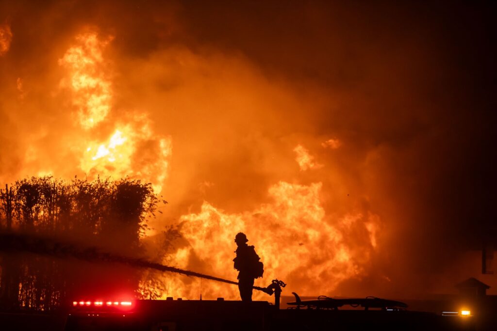 Api kian marak, angin kencang dijangka melanda Los Angeles