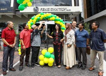 RUMAIZI Baharin (tiga dari kiri) merasmikan pembukaan Kafe Feng Cha di Ipoh hari ini. - UTUSAN/MUHAMAD NAZREEN SYAH MUSTHAFA