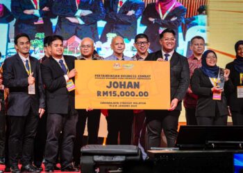 Armizan Mohd. Ali bersama pemenang Pertandingan Business Combat selepas menutup Program Usahawan Muda Peringkat Kebangsaan di Universiti Teknologi Mara (UiTM), Shah Alam, semalam.