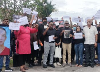 P. RAMASAMY (kanan) bersama ahli keluarga dan waris banduan tahanan yang mengadakan perhimpunan di Taiping hari ini. - UTUSAN/WAT KAMAL ABAS