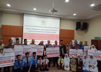 BARISAN pegawai pendidikan daerah di seluruh Pahang hadir menerima replika cek Bantuan Awal Persekolahan (BAP) di Jabatan Pendidikan Negeri (JPN) Pahang, Indera Mahkota, Kuantan.