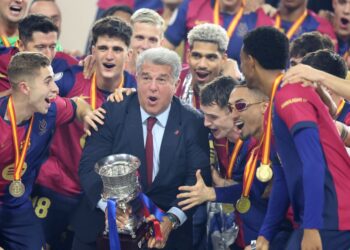 Presiden kelab Barcelona, Joan Laporta meraikan kejayaan menjuarai Piala Super Sepanyol bersama pemain selepas menewaskan Real Madrid 5-2 dalam perlawanan akhir di Kompleks Sukan Raja Abdullah, Jedah. - AFP