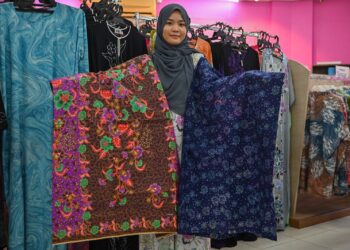 PERBANDINGAN antara batik Terengganu (kanan) yang dicanting menggunakan blok lilin dengan batik dari negara jiran yang dihasilkan menerusi cetakan komputer yang mudah luntur.