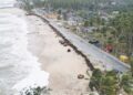 PEMBINAAN benteng pemecah ombak dan penanaman pokok bakau berupaya mengawal masalah hakisan yang semakin kritikal di pesisir pantai negara khususnya di Terengganu. - MINGGUAN/PUQTRA HAIRRY