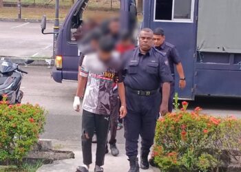 LIMA suspek yang dipercayai terlibat dalam kes langgar seorang pelajar sekolah menengah hingga maut dibawa ke Kompleks Mahkamah Balik Pulau, Pulau Pinang bagi mendapatkan perintah reman, hari ini.