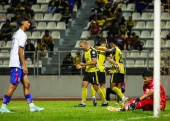 PEMAIN Perak meraikan jarigan gol ketika menentang Kelantan Darul Naim FC  dalam perlawanan Liga Super di Manjung semalam. - UTUSAN/IHSAN PERAK FC