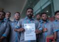 NATHAN Mathivanan ketika menunjukkan memorandum tuntutan E-Hailing di Kementerian Pengangkutan di Putrajaya. - UTUSAN/FAIZ ALIF ZUBIR