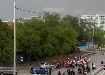 TANGKAP layar rakaman video menunjukkan motosikal-motosikal yang ditahan dalam operasi sekitar BORR di Butterworth, Pulau Pinang, semalam.