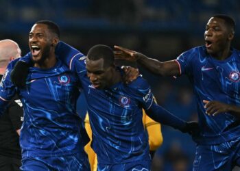 (Dari kiri) Tosin Adarabioyo, Nicolas Jackson dan Moises Caicedo meraikan gol pertama Chelsea menentang Wolves dalam saingan Liga Perdana Inggeris di Stamford Bridge, London. - AFP