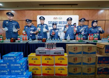 PENOLONG Ketua Pengarah Kastam Zon Tengah (tengah) Norlela Ismail menunjukkan minuman keras dan produk minuman bertenaga dalam sidang akhbar di Pejabat JKDM Zon Tengah 1 di Kelana Jaya.