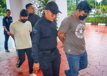 ABDUL Hamid Rizan (depan) dan Faizal Rizan (belakang) dibawa ke Mahkamah Majistret bagi menghadapi pertuduhan menyimpan van curi, di Klang, Selangor, semalam. - UTUSAN / SADDAM YUSOFF