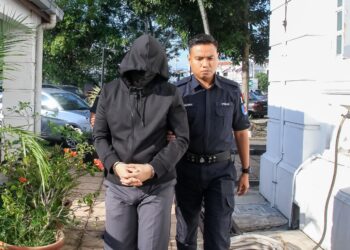 MOHD. Nazri Abdul Razak dibawa ke Mahkamah Tinggi Ipoh hari ini bagi perbicaraan kes bunuh yang dihadapinya.  - UTUSAN/MUHAMAD NAZREEN SYAH MUSTHAFA