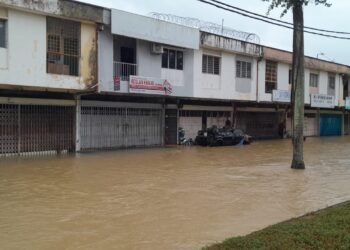 Keadaan terkini Taman Mawai, Kota Tinggi yang masih belum surut selepas dilanda banjir sejak semalam susulan hujan berterusan