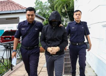 MOHD. Nazri Abdul Razak dibawa ke Mahkamah Tinggi Ipoh hari ini bagi perbicaraan kes bunuh yang dihadapinya. - UTUSAN/MUHAMAD NAZREEN SYAH MUSTHAFA