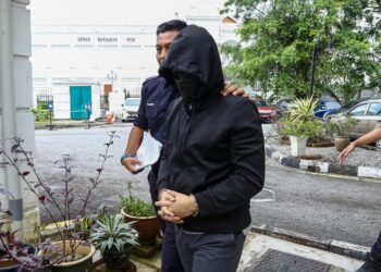 MOHD. Nazri Abdul Razak dibawa ke Mahkamah Tinggi Ipoh hari ini bagi perbicaraan kes bunuh yang dihadapinya. - UTUSAN/MUHAMAD NAZREEN SYAH MUSTHAFA