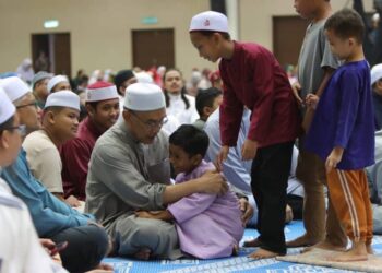 MOHD. Shukri Ramli melayan kanak-kanak pada Sambutan Tahun Baharu 2025 peringkat negeri ini yang dihadiri lebih 2,500 orang di Dewan 2020, Kangar, Perlis malam tadi.-UTUSAN